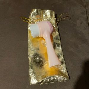 Dual edge face cleaner